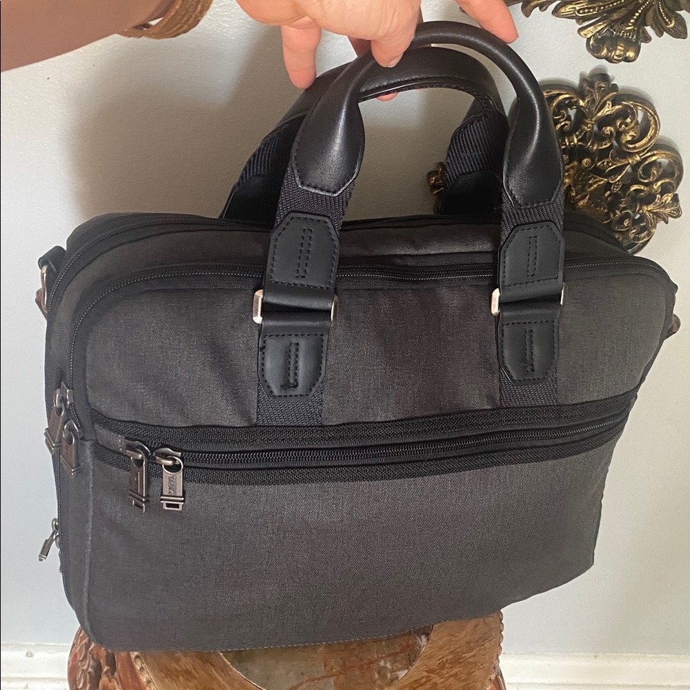 🖤😎TUMI Alpha Bravo Albany Slim Commuter Briefcase
- Black and Charcoal ♠️ - Picture 7 of 17